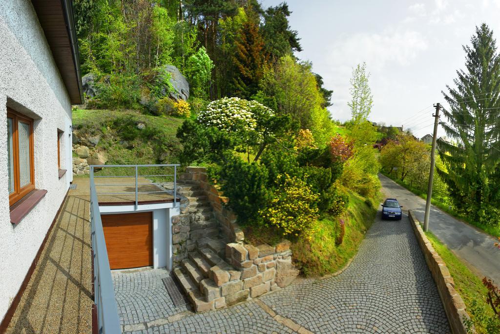 Apartman Pod Skalou V Ceskem Raji Besedice Exterior photo